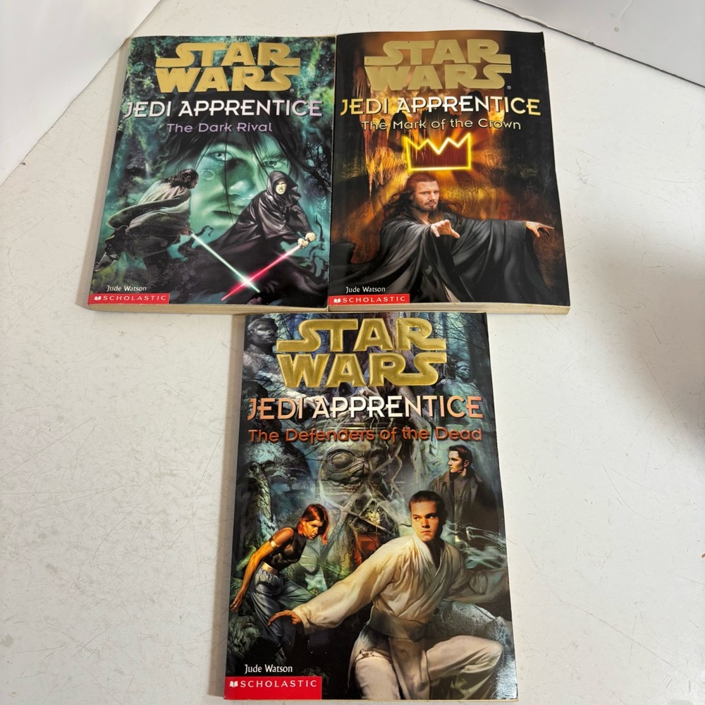 Vintage bundle of three Star Wars‎ Jedi Apprentice softcover books